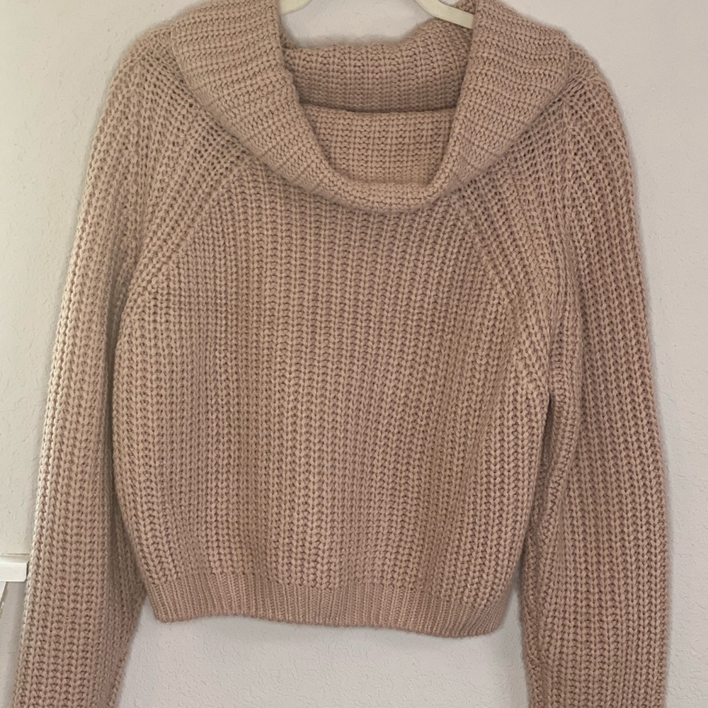 Knitted pink longsleeve sweater